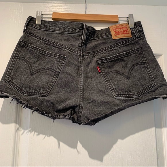 ⭐️ Levi’s 501 Denim Shorts - Picture 3 of 5